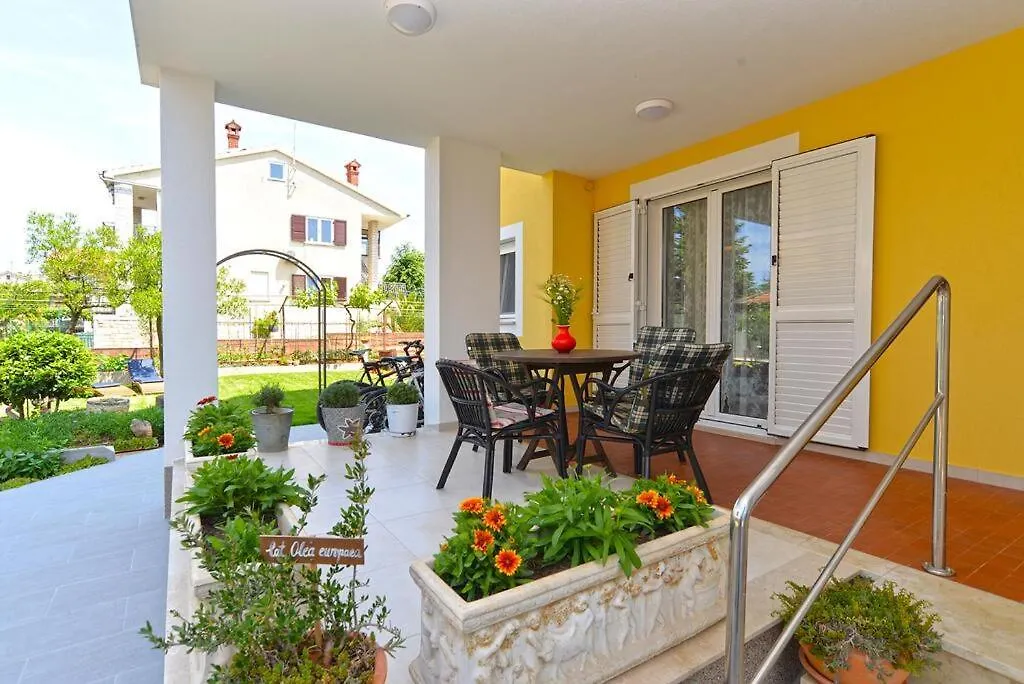 Ground Floor - Friendly Apartment In The Garden + Free Parking Porec