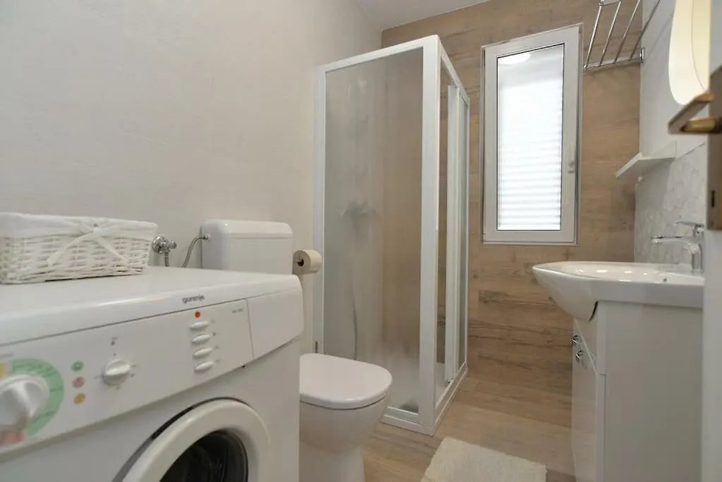 Ground Floor - Friendly Apartment In The Garden + Free Parking Porec
