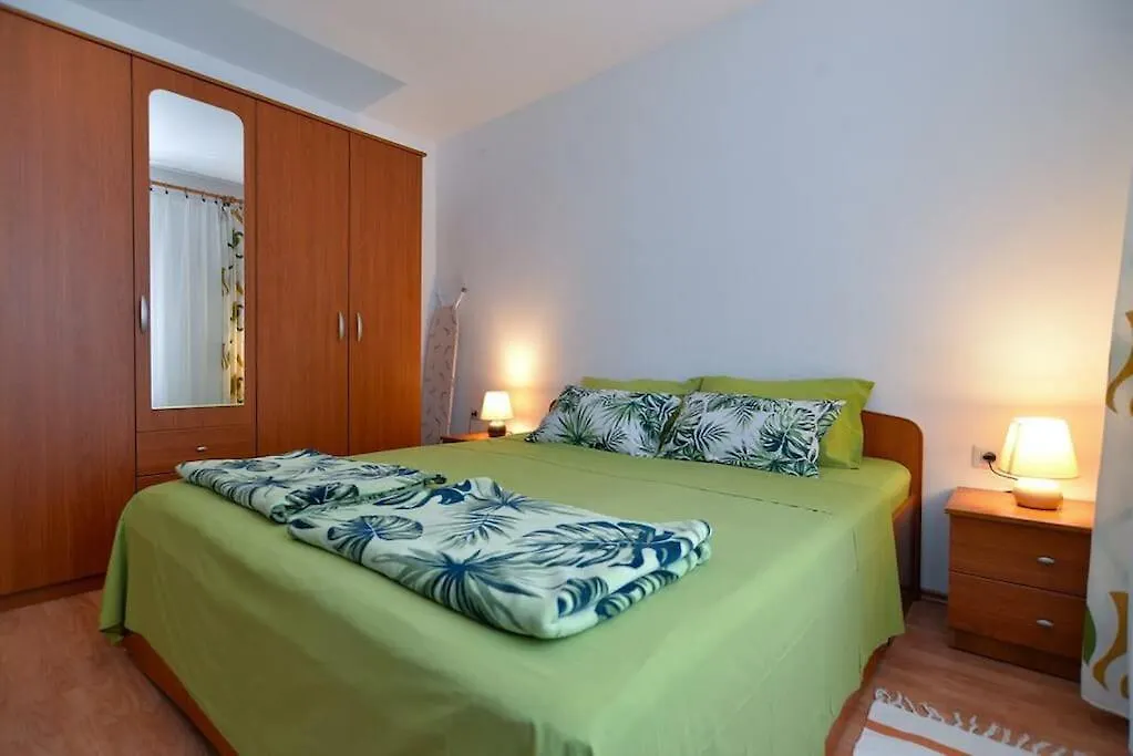Ground Floor - Friendly Apartment In The Garden + Free Parking Porec 0*,