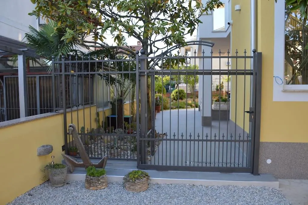 Ground Floor - Friendly Apartment In The Garden + Free Parking Porec