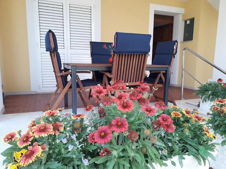 Ground Floor - Friendly Apartment In The Garden + Free Parking Porec